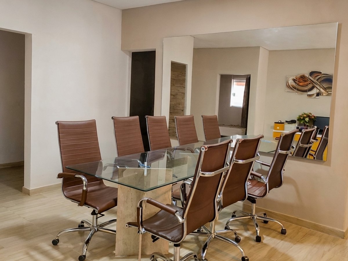 Sala de jantar da casa com mesa para oito pessoas