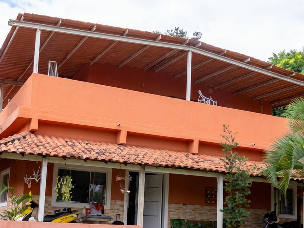 Casa principal, de dois andares, com varanda e gramado
