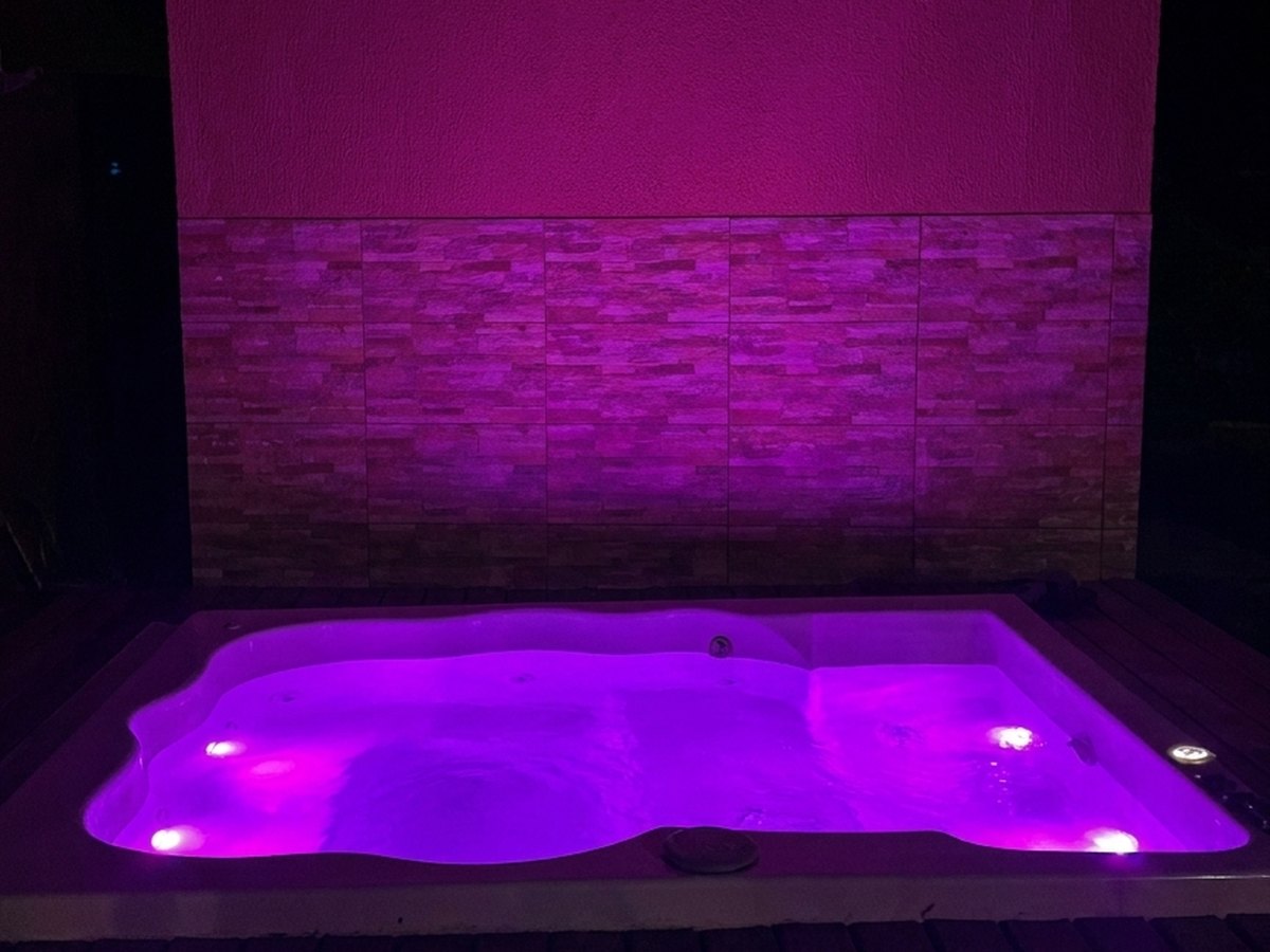 Jacuzzi à noite, com luz colorida