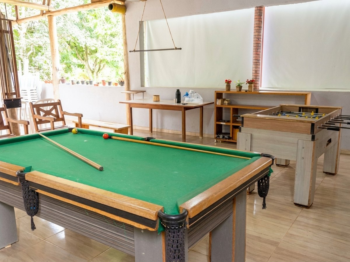 Salão com mesa de sinuca e pebolim