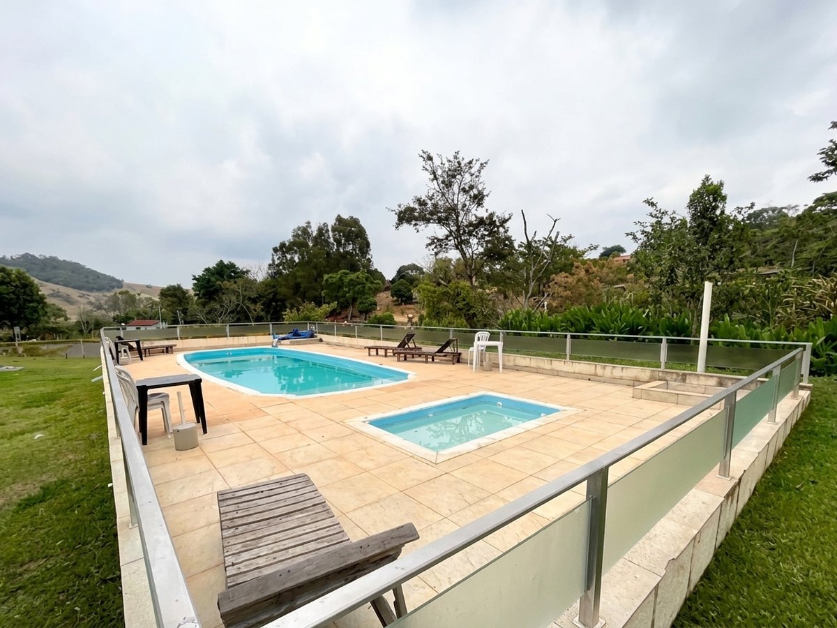 Piscina com deck e a serra ao fundo