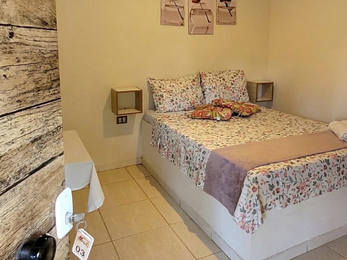 Quarto com cama de casal e decoração de flores