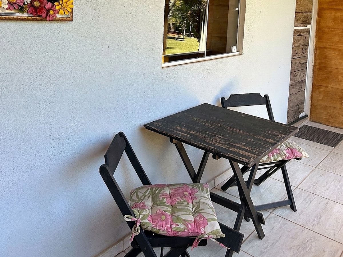 Varanda do chalé com mesa e cadeiras